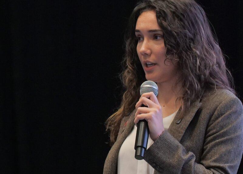 Raluca Mihai vorbind la o conferință